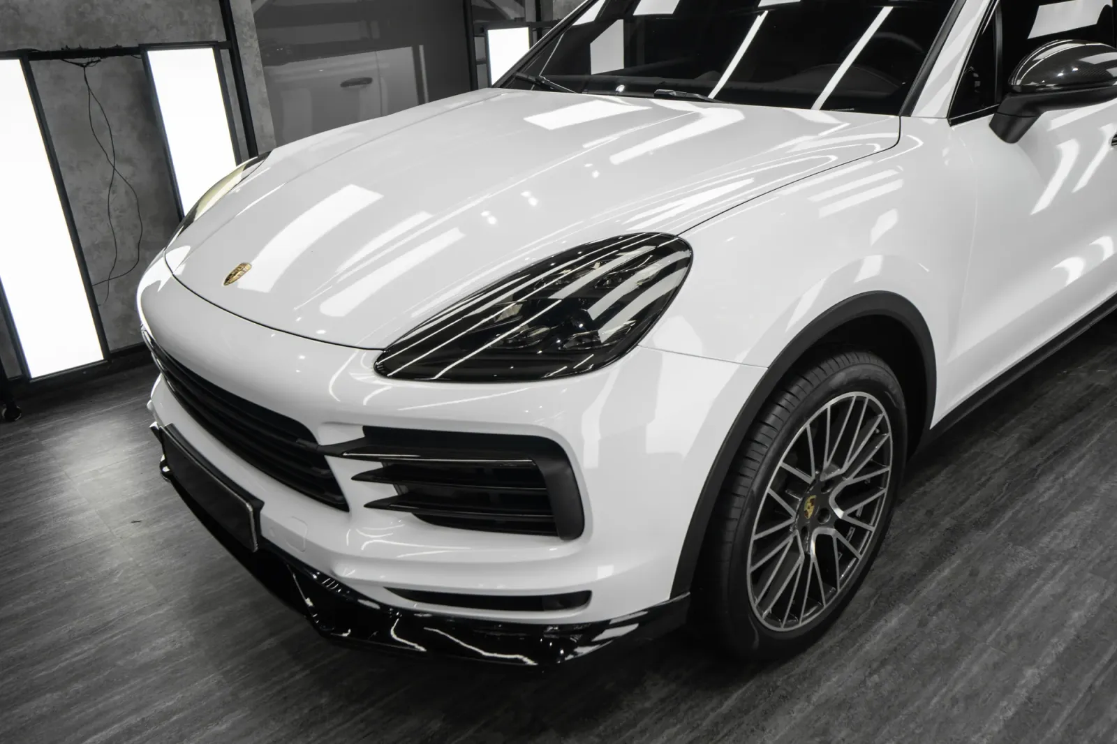 Dán đổi màu xe Porsche Cayenne GTS Gloss White chi tiết capo và đèn trước