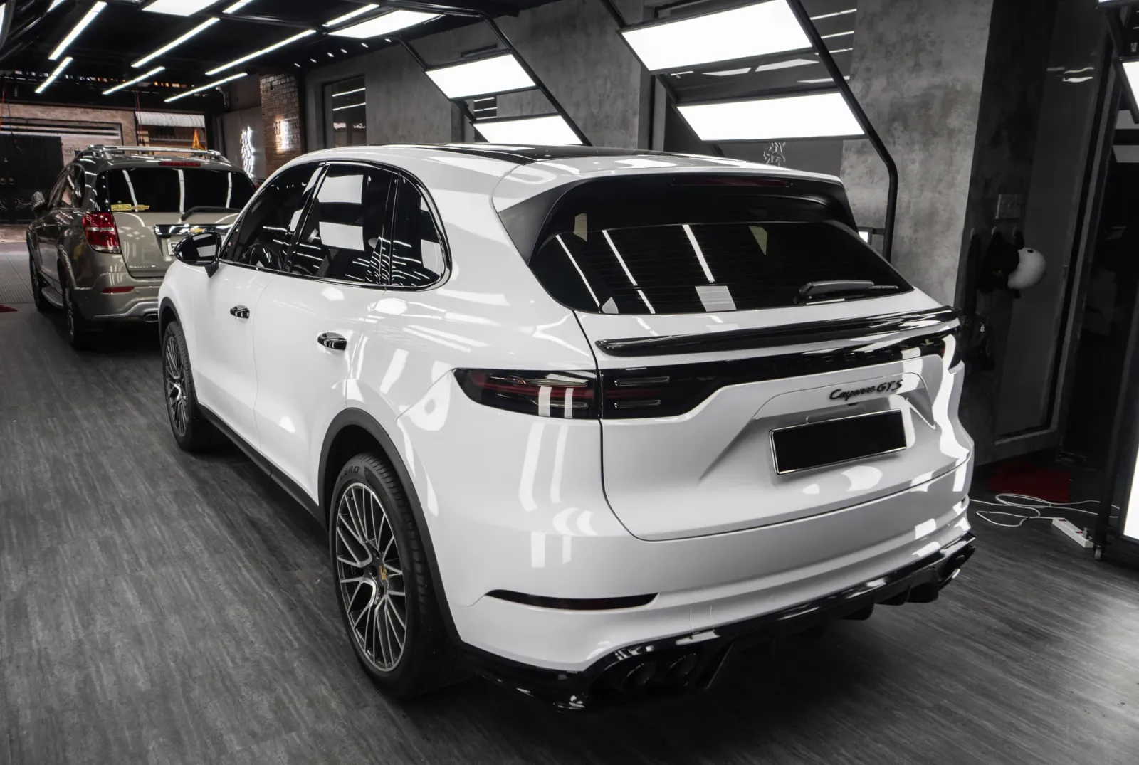Dán đổi màu xe Porsche Cayenne GTS Gloss White góc 3/4 phía sau