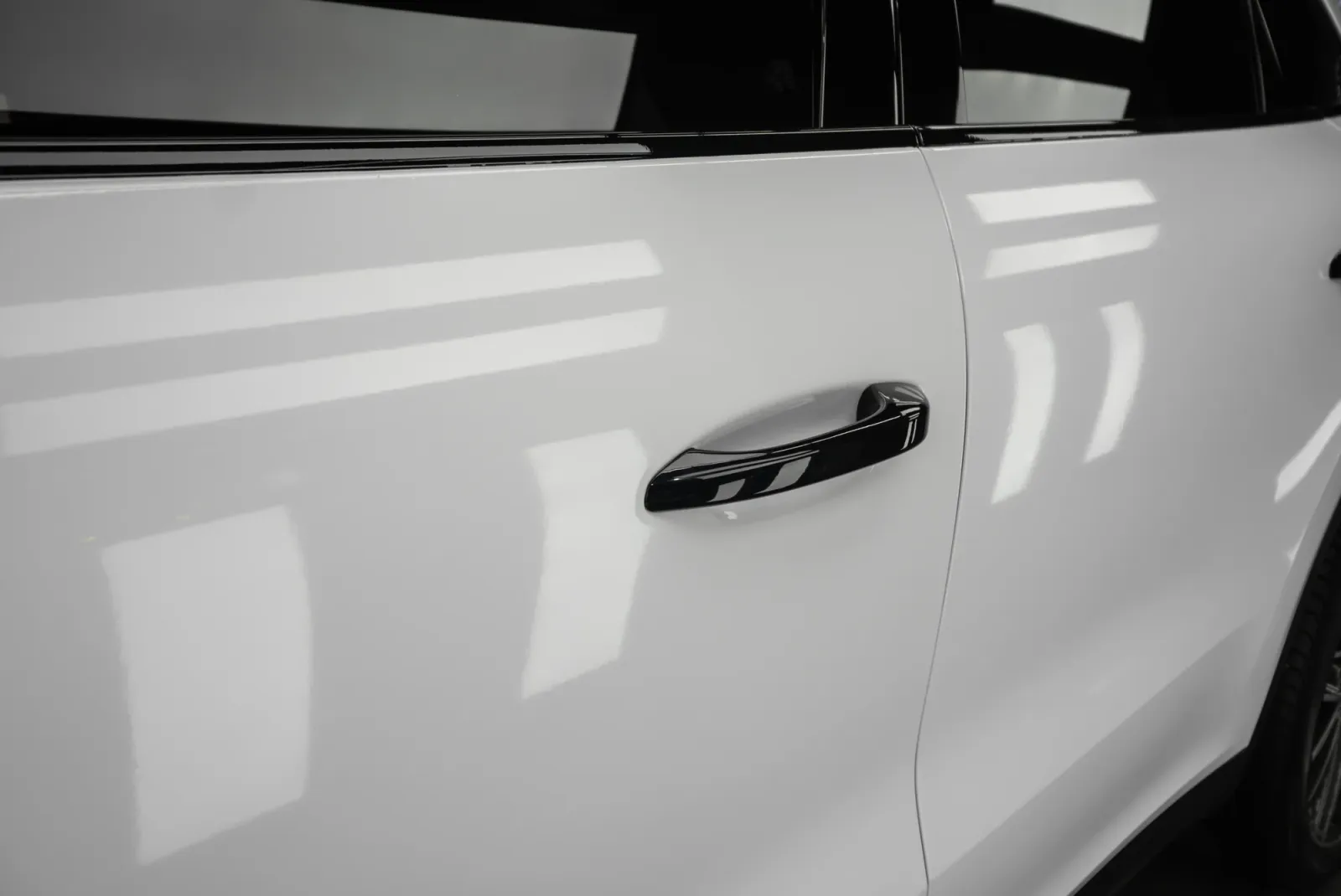 Dán đổi màu xe Porsche Cayenne GTS Gloss White chi tiết gương và tay nắm cửa