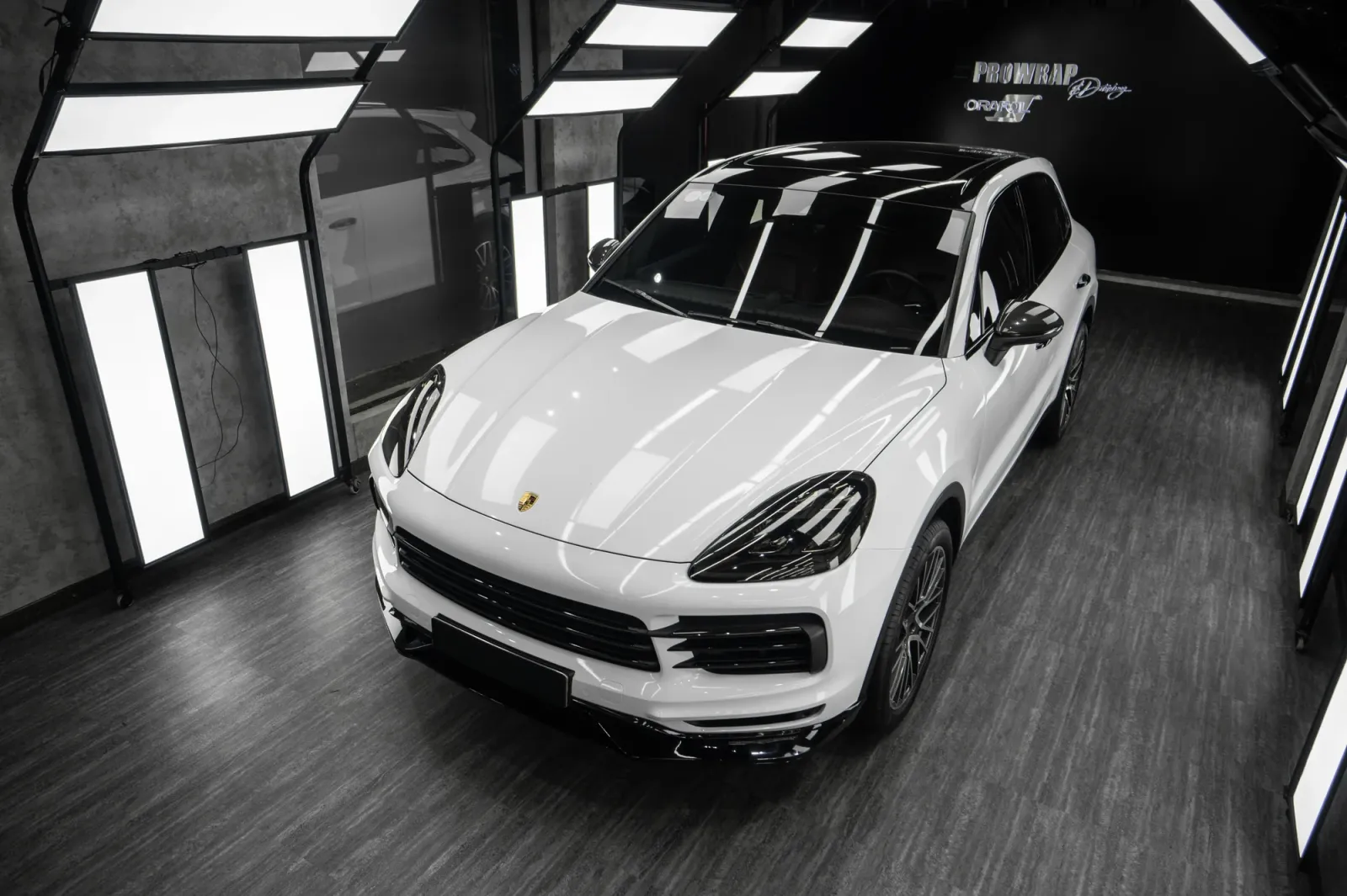 Dán đổi màu xe Porsche Cayenne GTS Gloss White toàn bộ thân xe