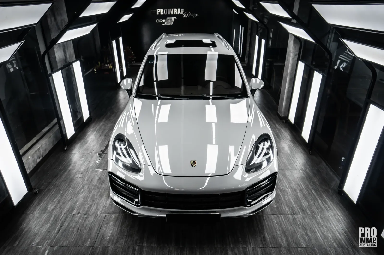 Porsche Cayenne màu Gloss Crayon Gray góc chính diện