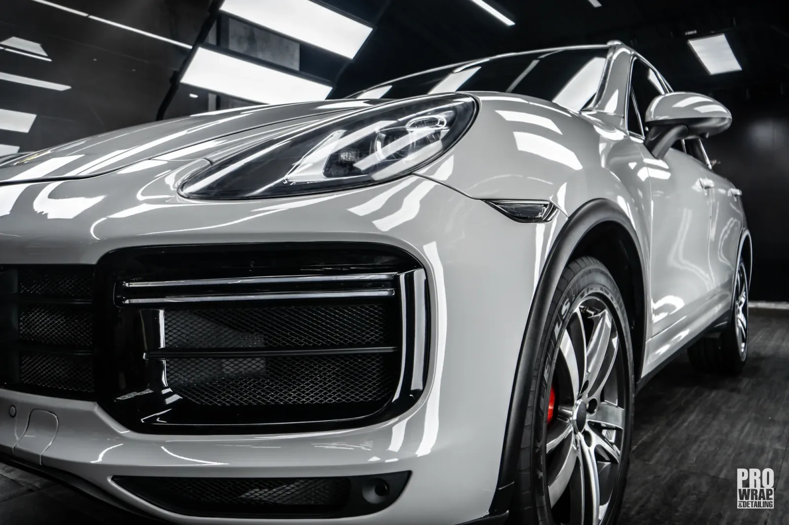 góc cận trước xe Porsche Cayenne Gloss Crayon Gray sau khi dán đổi màu
