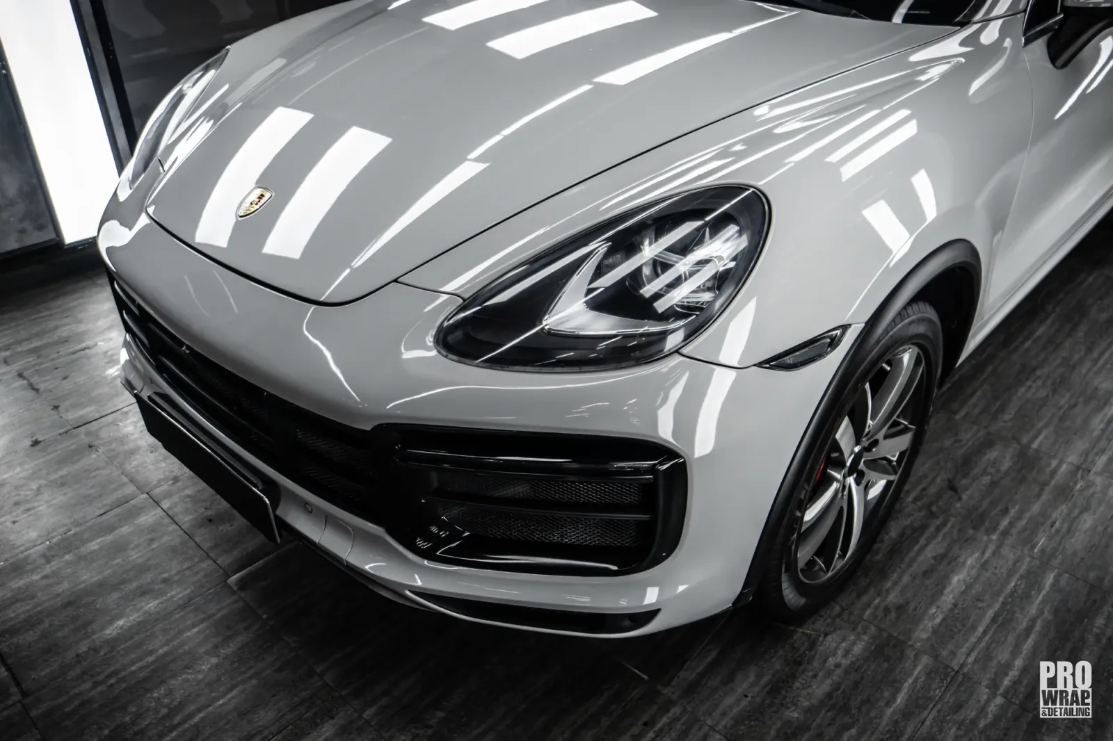 Porsche Cayenne Gloss Crayon Gray hoàn thiện sau khi dán đổi màu xe