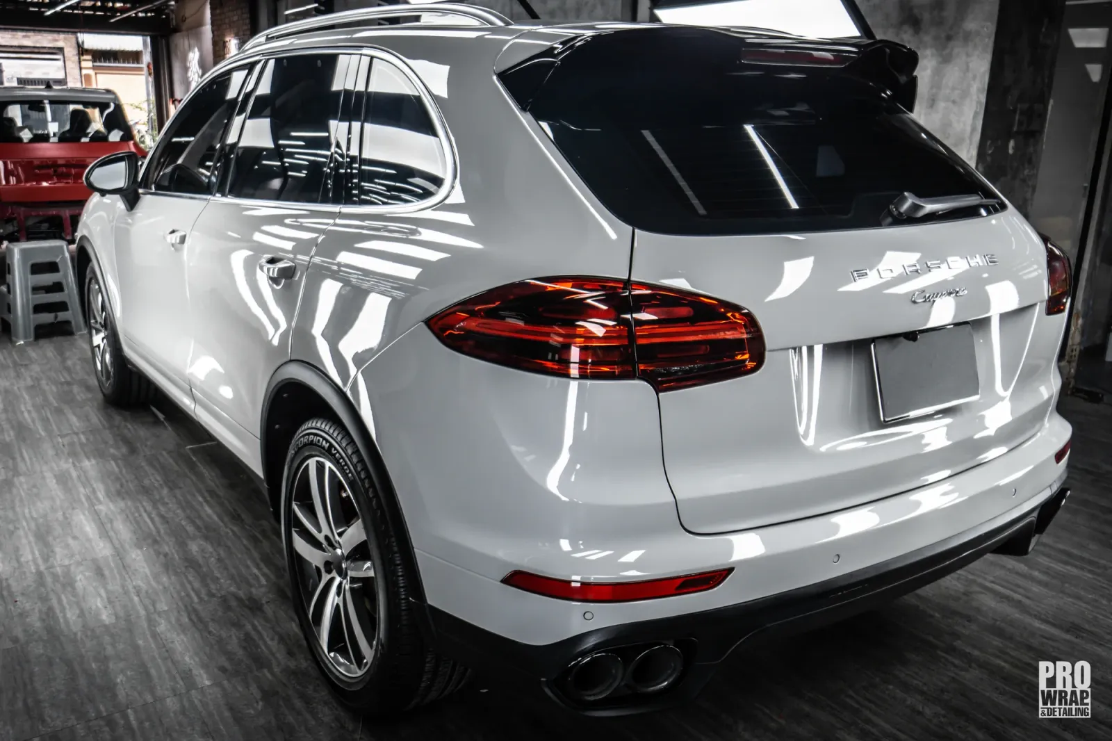 Đuôi xe Porsche Cayenne Gloss Crayon Gray sau khi dán đổi màu