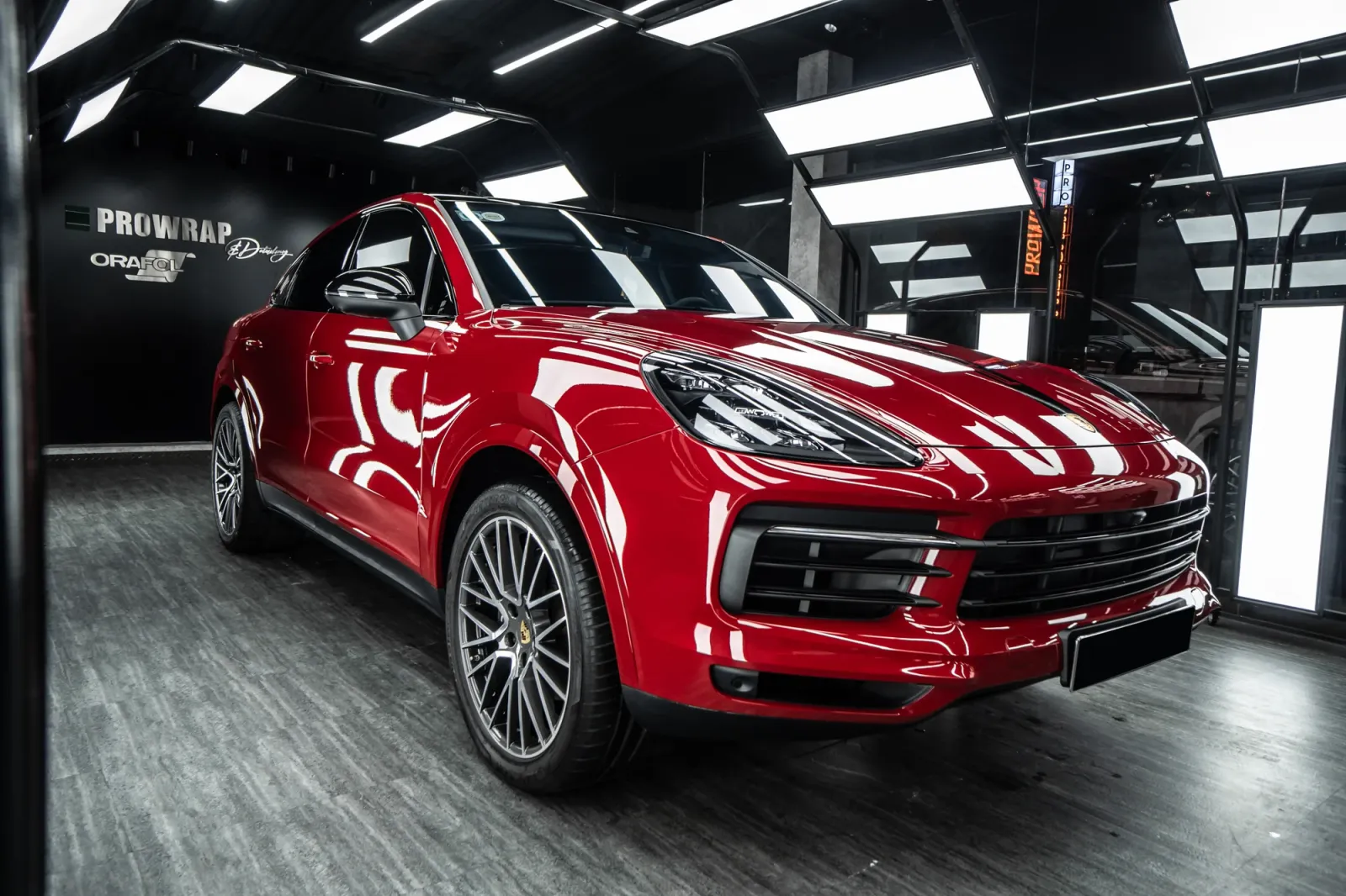 Dán đổi màu xe Porsche Cayenne Gloss Blush Red góc 3/4 phía trước