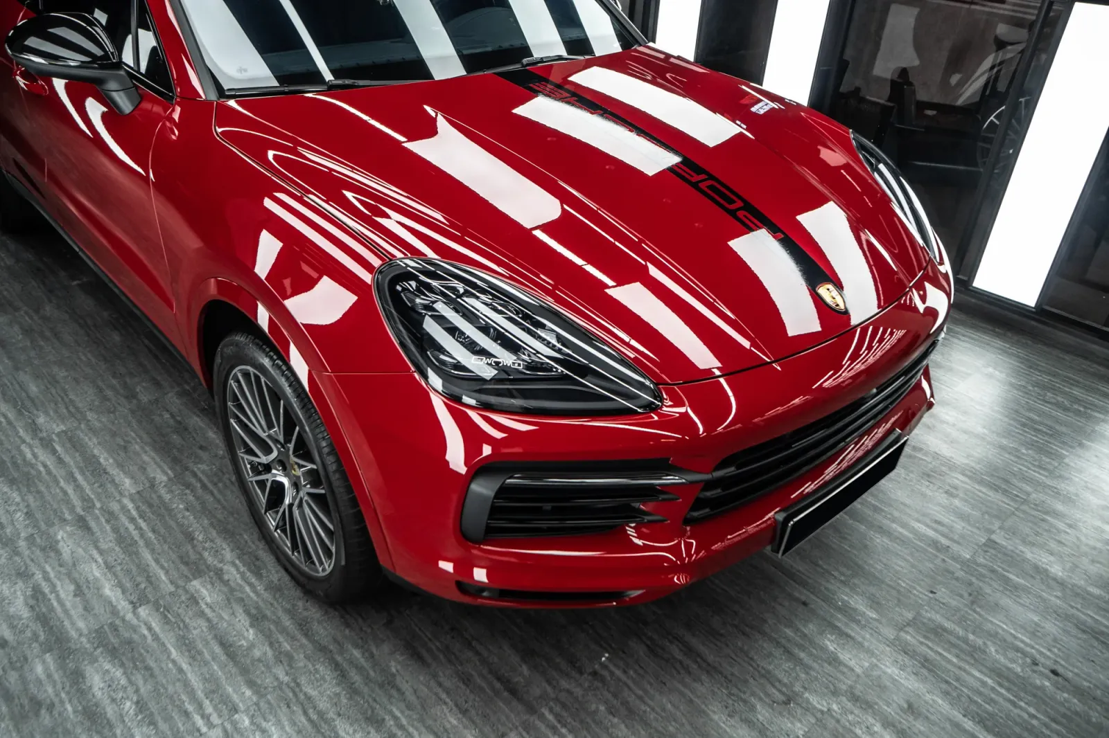 Dán đổi màu xe Porsche Cayenne Gloss Blush Red chi tiết capo và đèn trước