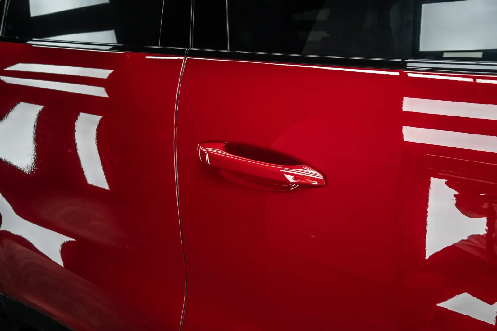 Dán đổi màu xe Porsche Cayenne Gloss Blush Red chi tiết thân và cửa xe