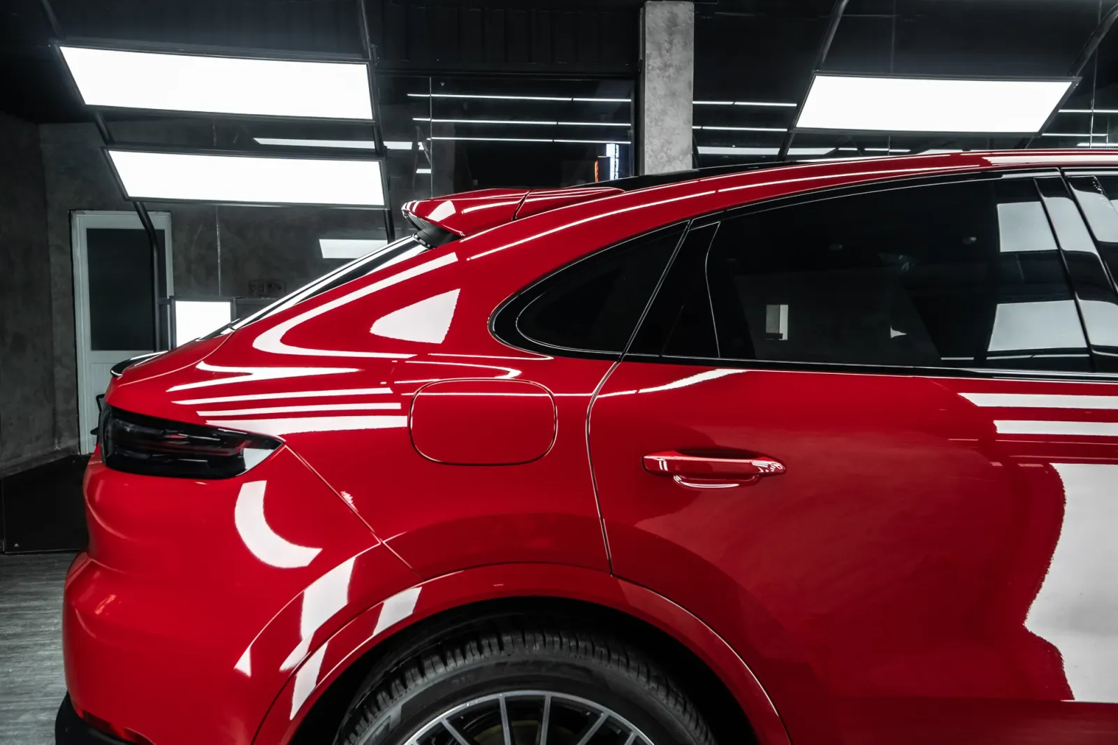 Dán đổi màu xe Porsche Cayenne Gloss Blush Red góc phía sau