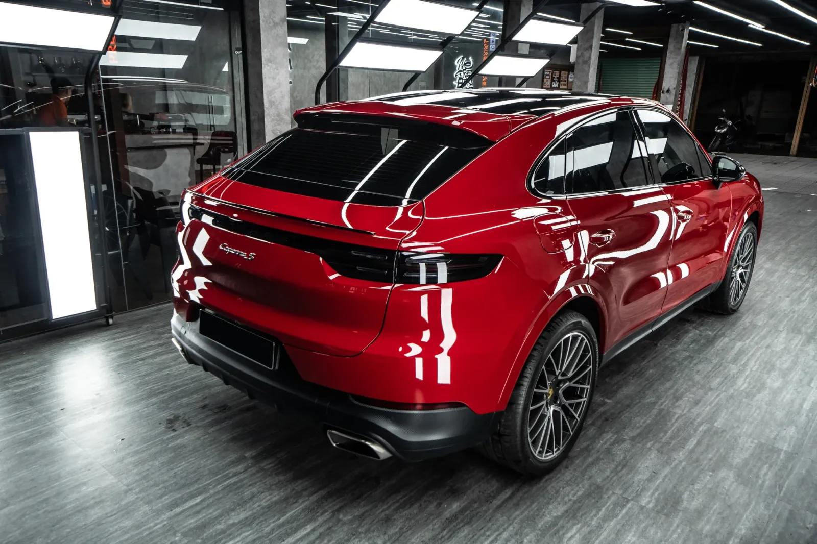 Dán đổi màu xe Porsche Cayenne Gloss Blush Red góc 3/4 phía sau