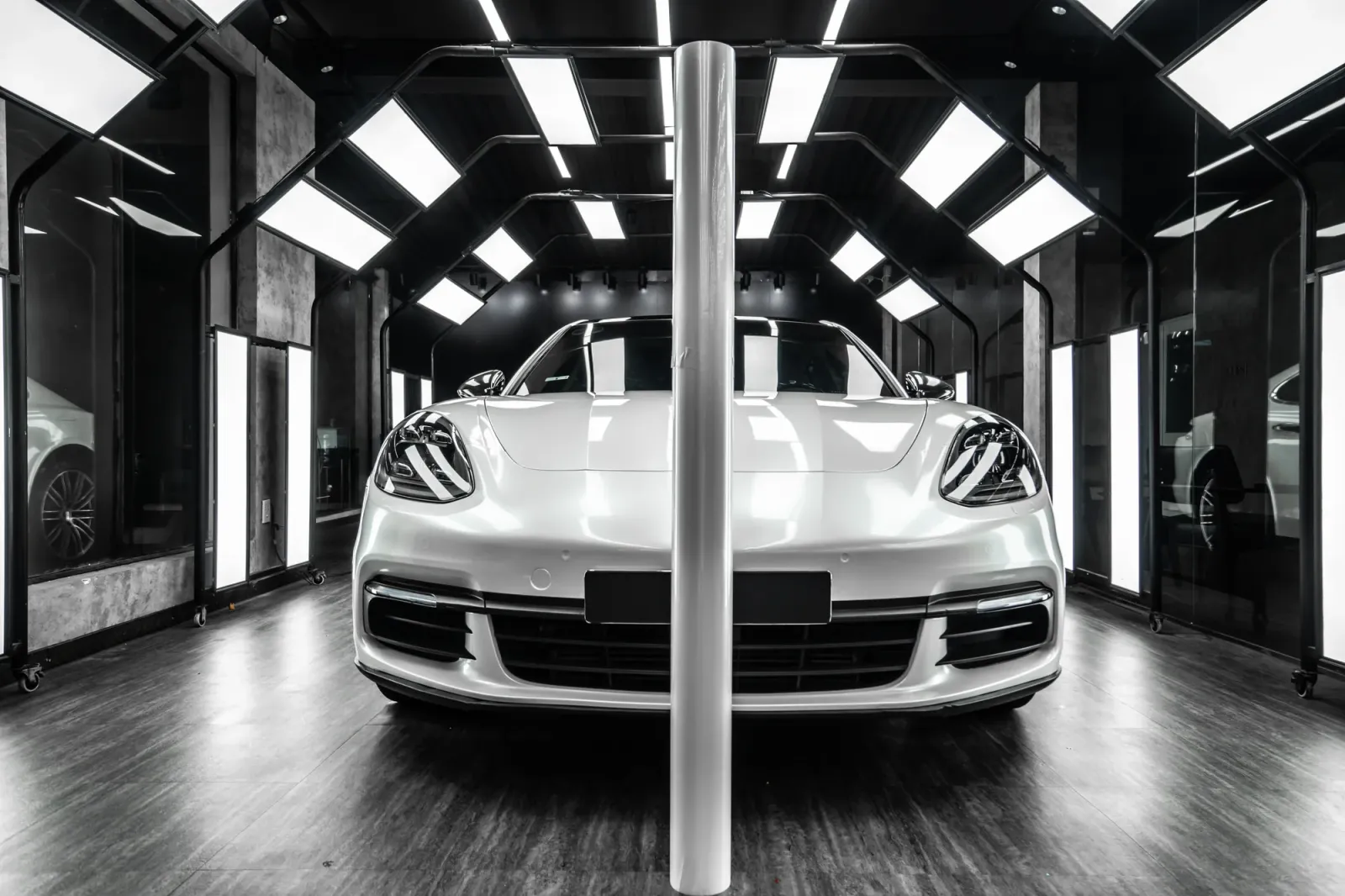 Dán đổi màu xe Porsche Panamera Gloss Pearl White tại ProWrap