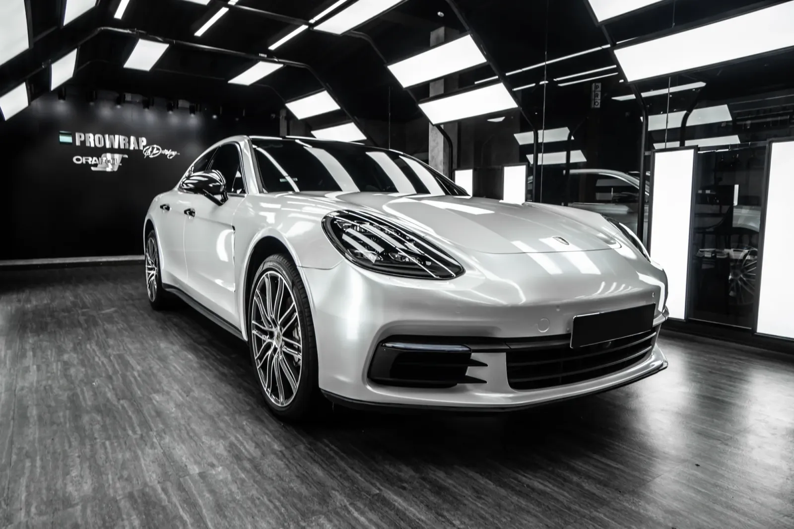 Porsche Panamera màu Gloss Pearl White sau khi dán đổi màu