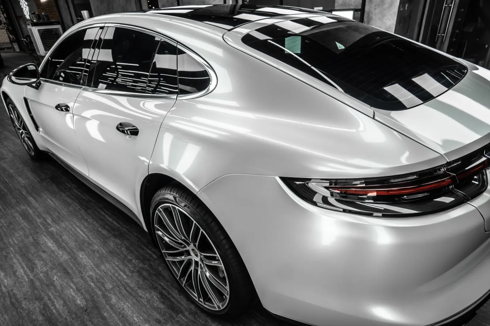 Đuôi xe Porsche Panamera Gloss Pearl White sau khi dán đổi màu