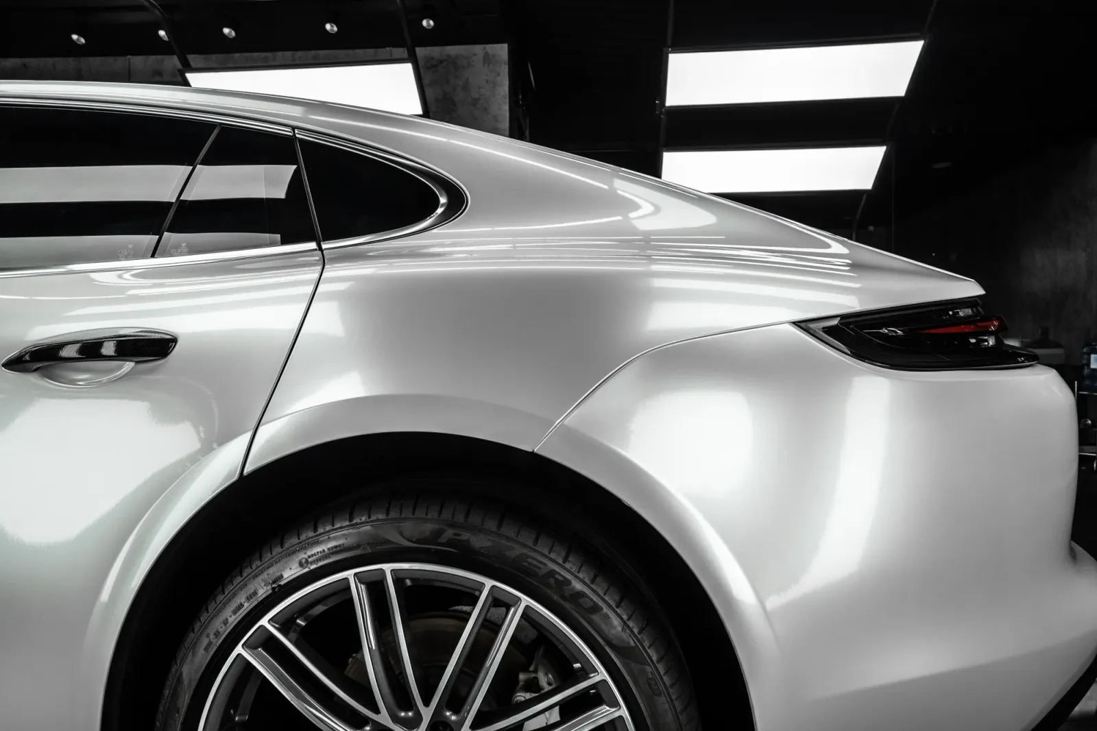 Thân xe Porsche Panamera Gloss Pearl White hoàn thiện tại ProWrap