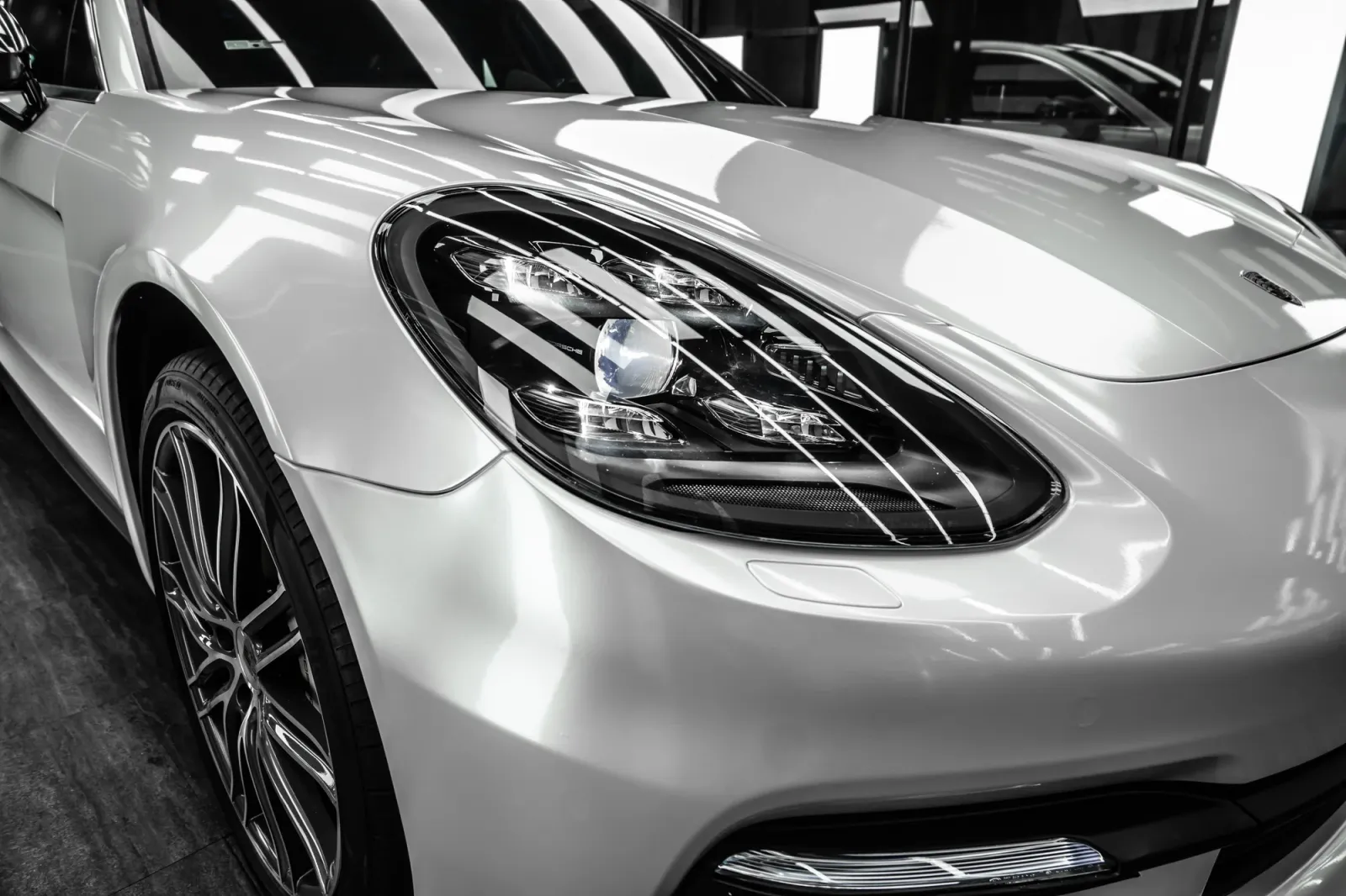 Cụm đèn trước Porsche Panamera Gloss Pearl White hoàn thiện sau khi dán đổi màu xe