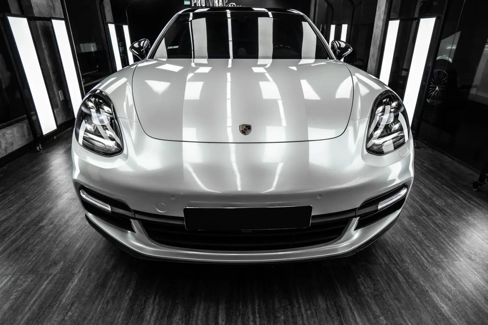 Đầu xe Porsche Panamera Gloss Pearl White được dán đổi màu