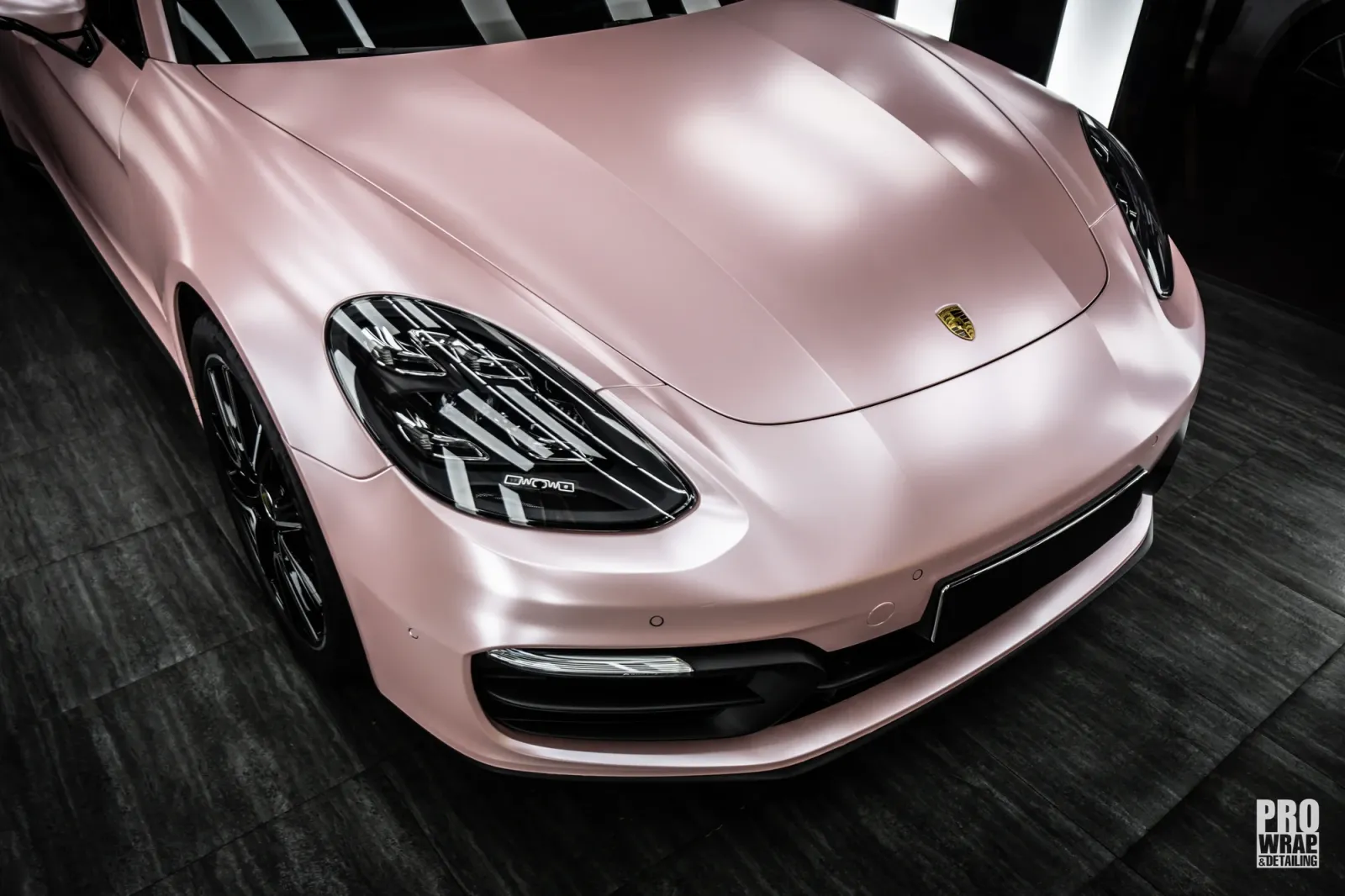 Dán đổi màu xe Porsche Panamera Satin Sakura Pink cận cảnh đầu xe