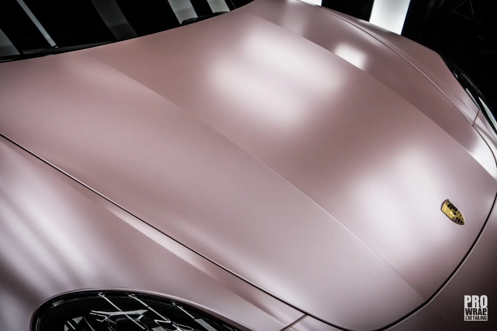 Dán đổi màu xe Porsche Panamera Satin Sakura Pink phần capo