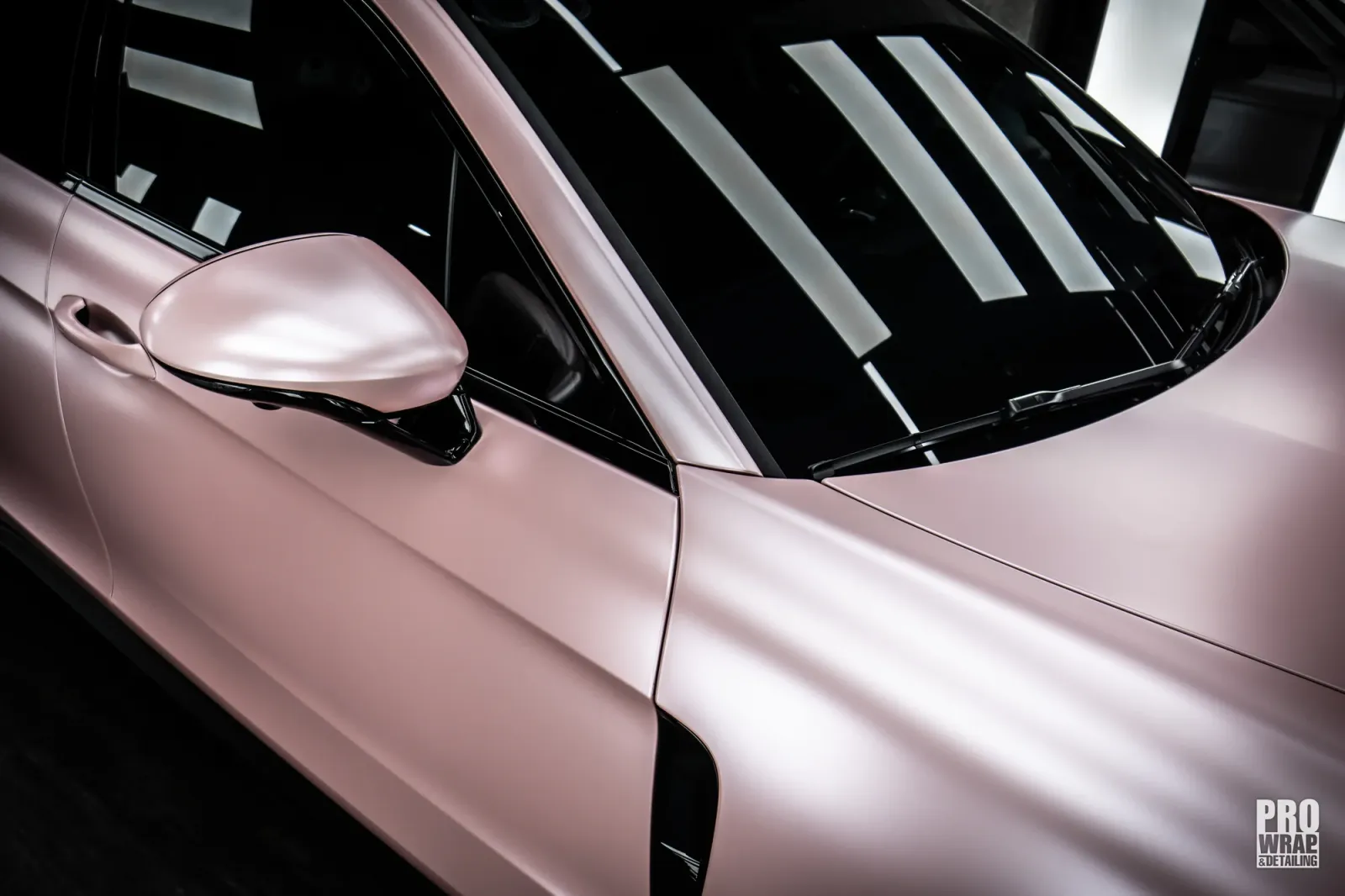 Thân bên Porsche Panamera Satin Sakura Pink với gương chiếu hậu