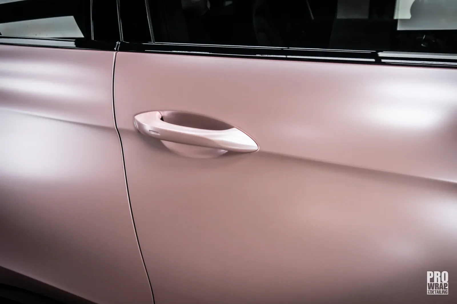 Chi tiết tay nắm cửa Porsche Panamera màu Satin Sakura Pink