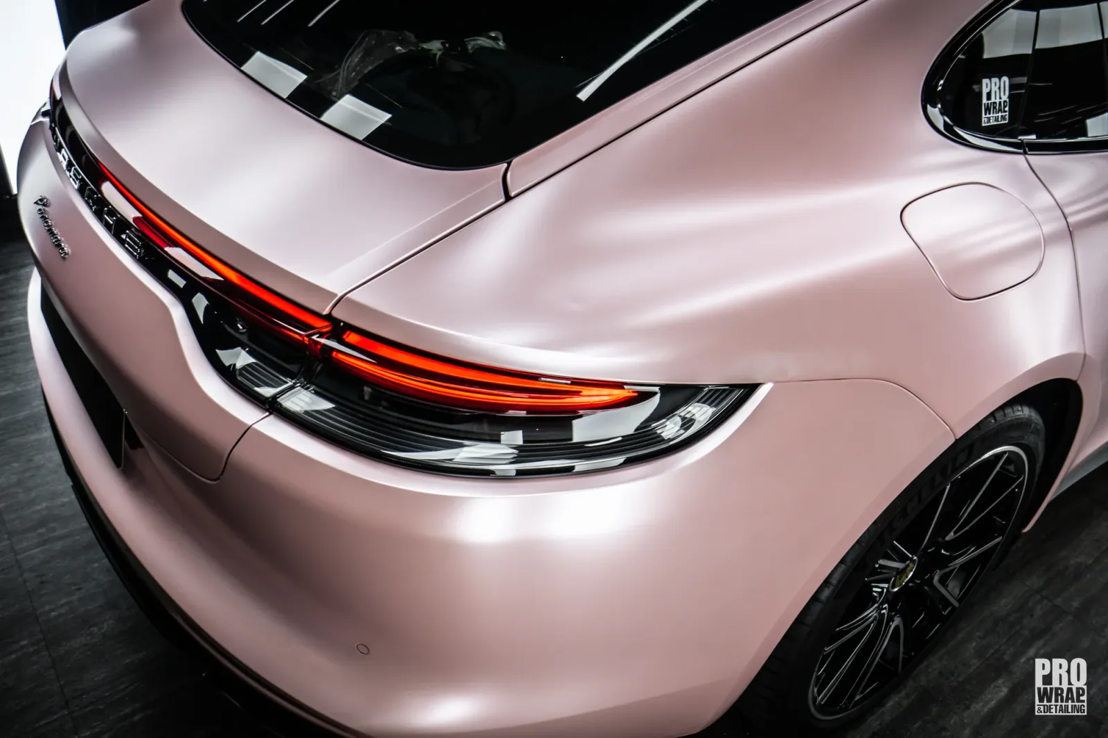 Cận cảnh đuôi xe Porsche Panamera Satin Sakura Pink với đèn hậu