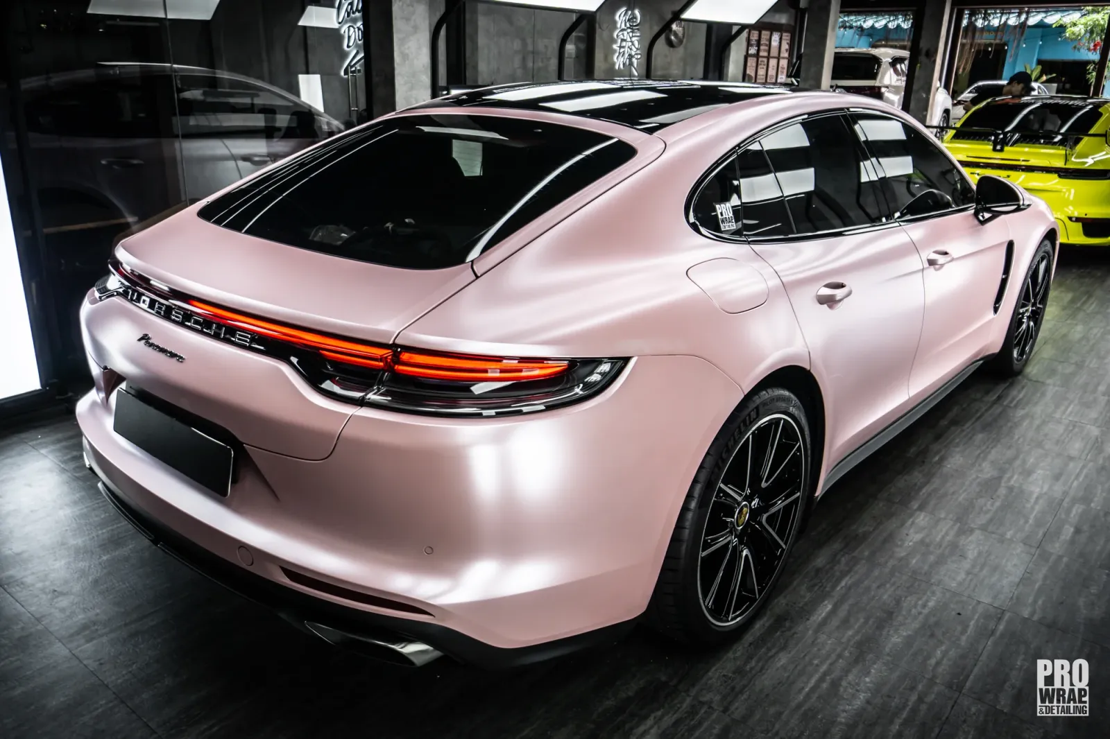 Porsche Panamera Satin Sakura Pink hoàn thiện góc 3/4 phía sau