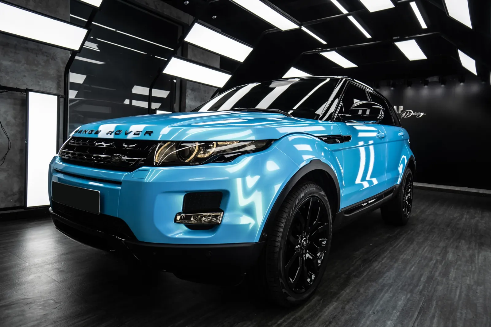 Dán đổi màu xe Range Rover Sport Gloss Sky Blue Metallic góc trước