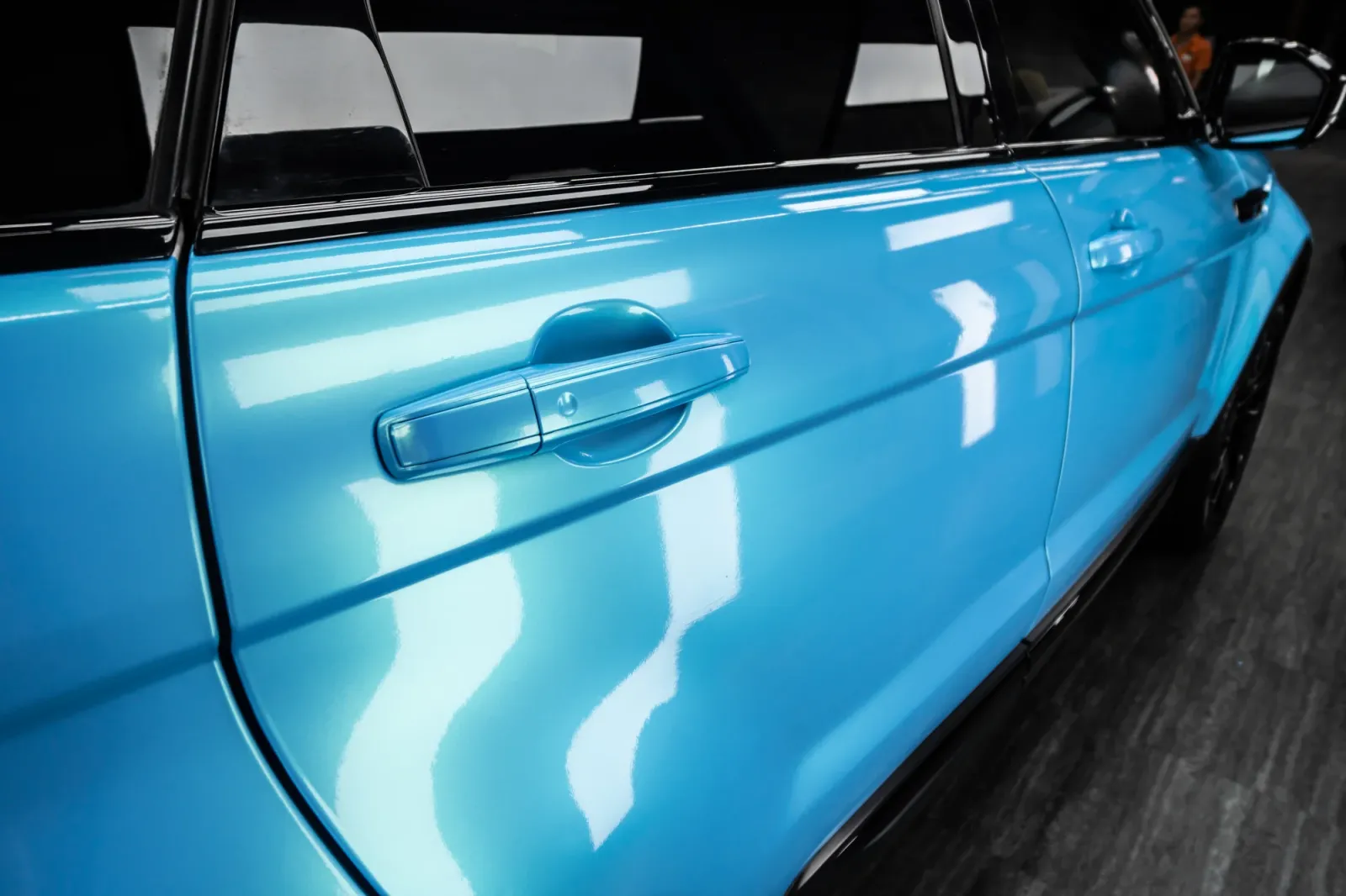 Dán đổi màu xe Range Rover Sport Gloss Sky Blue Metallic chi tiết thân cửa