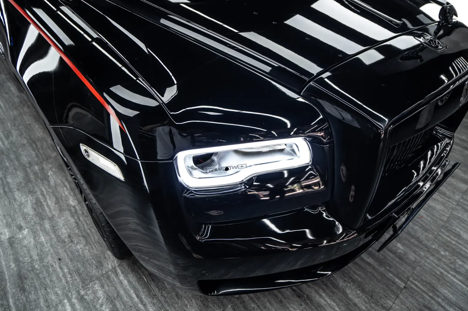 Dán đổi màu xe Rolls Royce Ghost Full Black cận cảnh cụm đèn trước