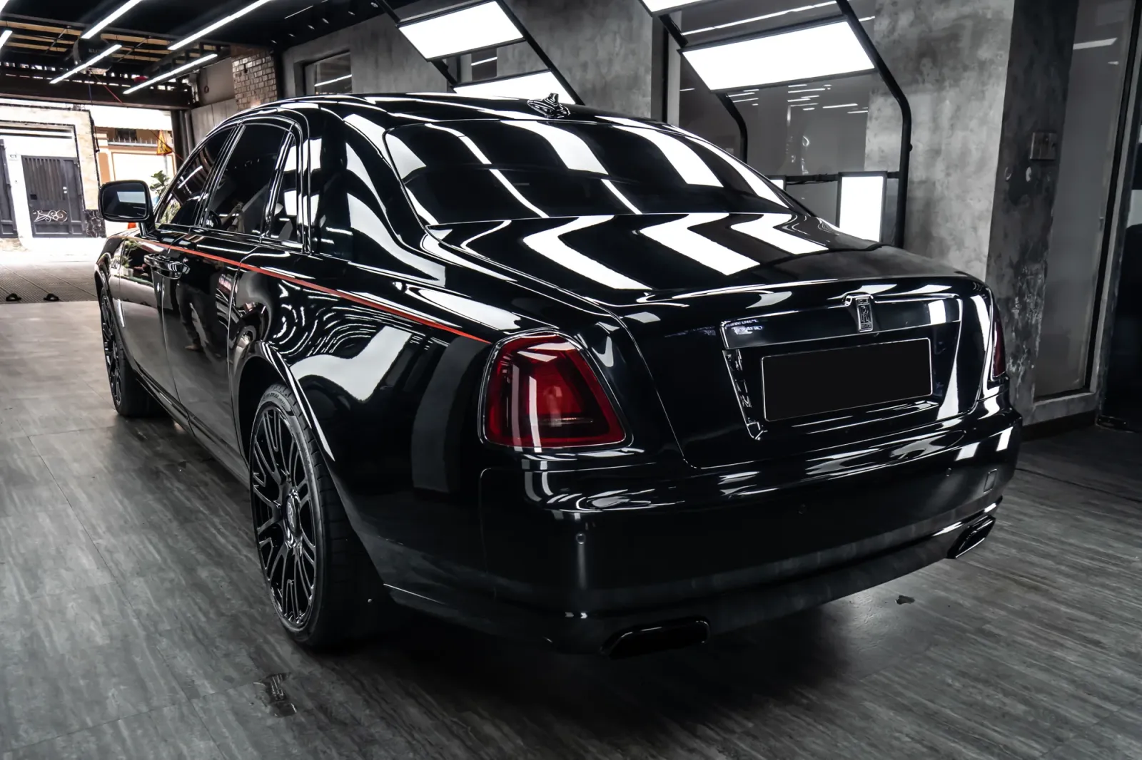 Dán đổi màu xe Rolls Royce Ghost Full Black góc sau xe