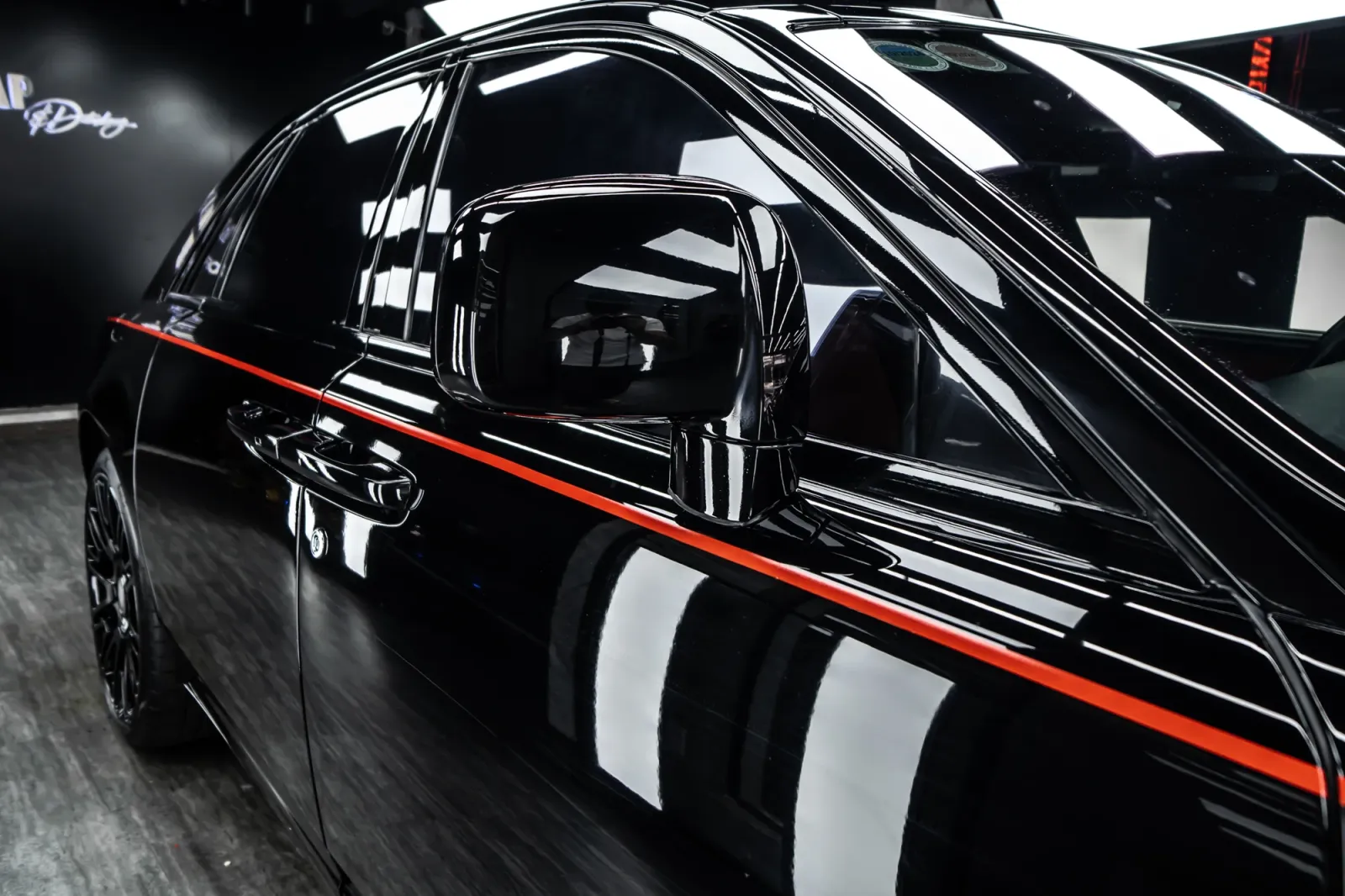 Dán đổi màu xe Rolls Royce Ghost Full Black thân xe với coachline đỏ
