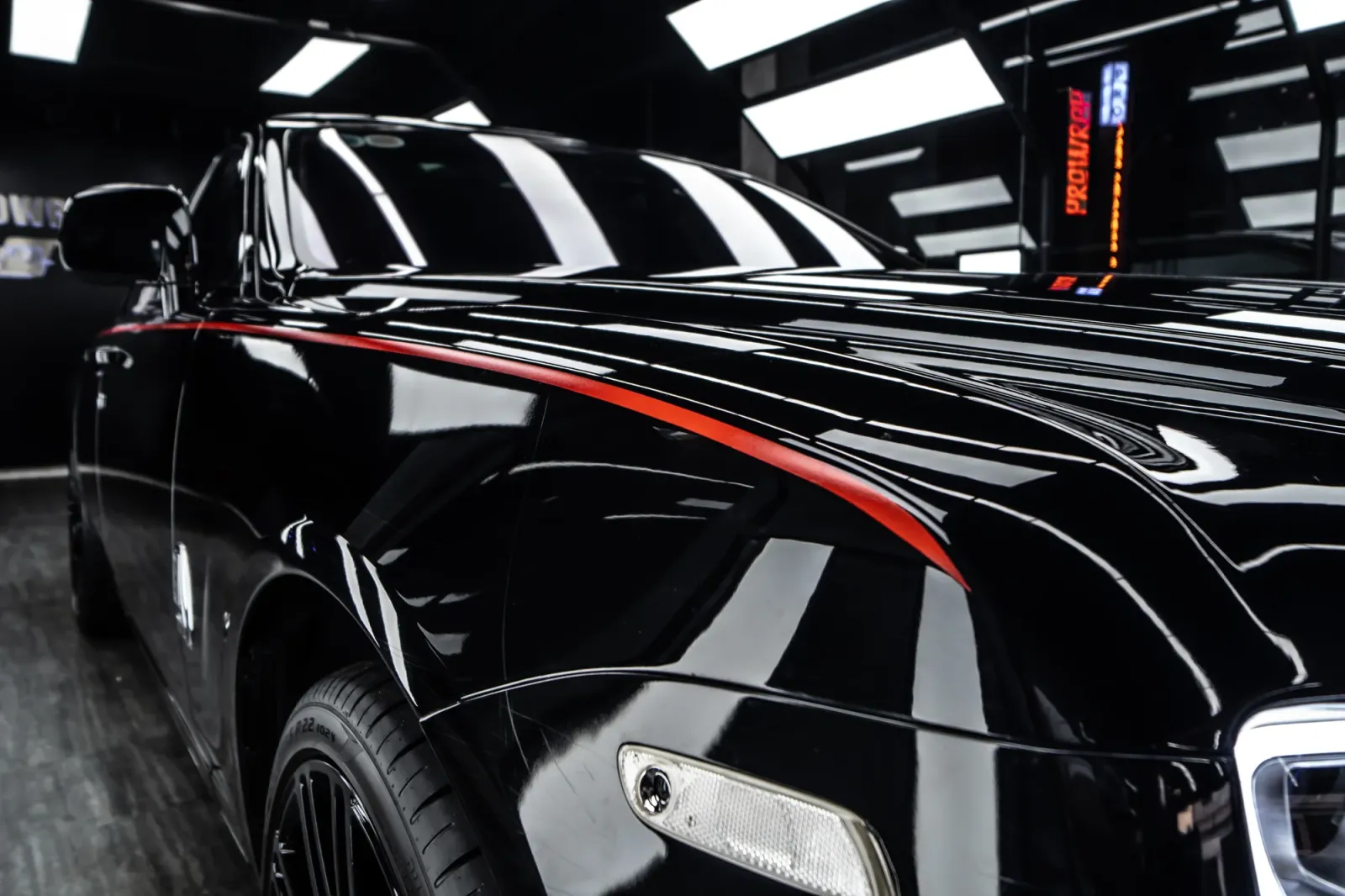 Dán đổi màu xe Rolls Royce Ghost Full Black cận cảnh capo