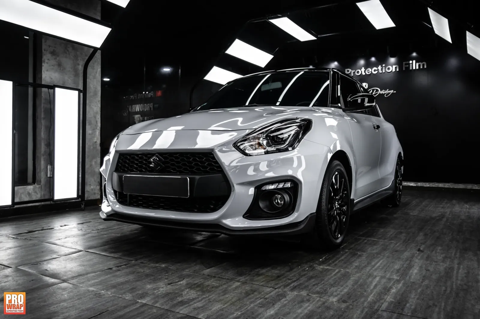 Dán đổi màu xe Suzuki Swift Gloss Crayon Gray góc 3/4 phía trước