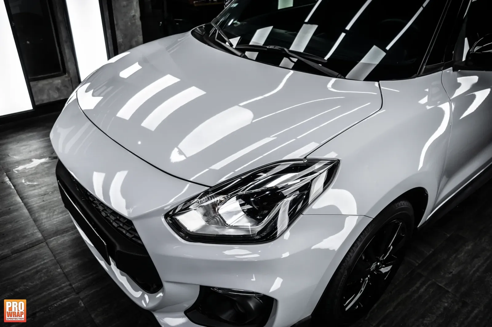 Dán đổi màu xe Suzuki Swift Gloss Crayon Gray cận cảnh phần đầu xe