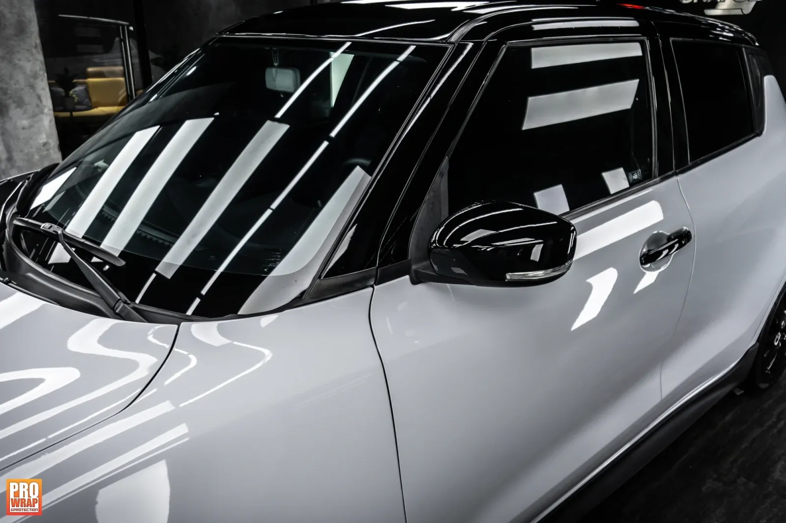 Dán đổi màu xe Suzuki Swift Gloss Crayon Gray chi tiết gương chiếu hậu
