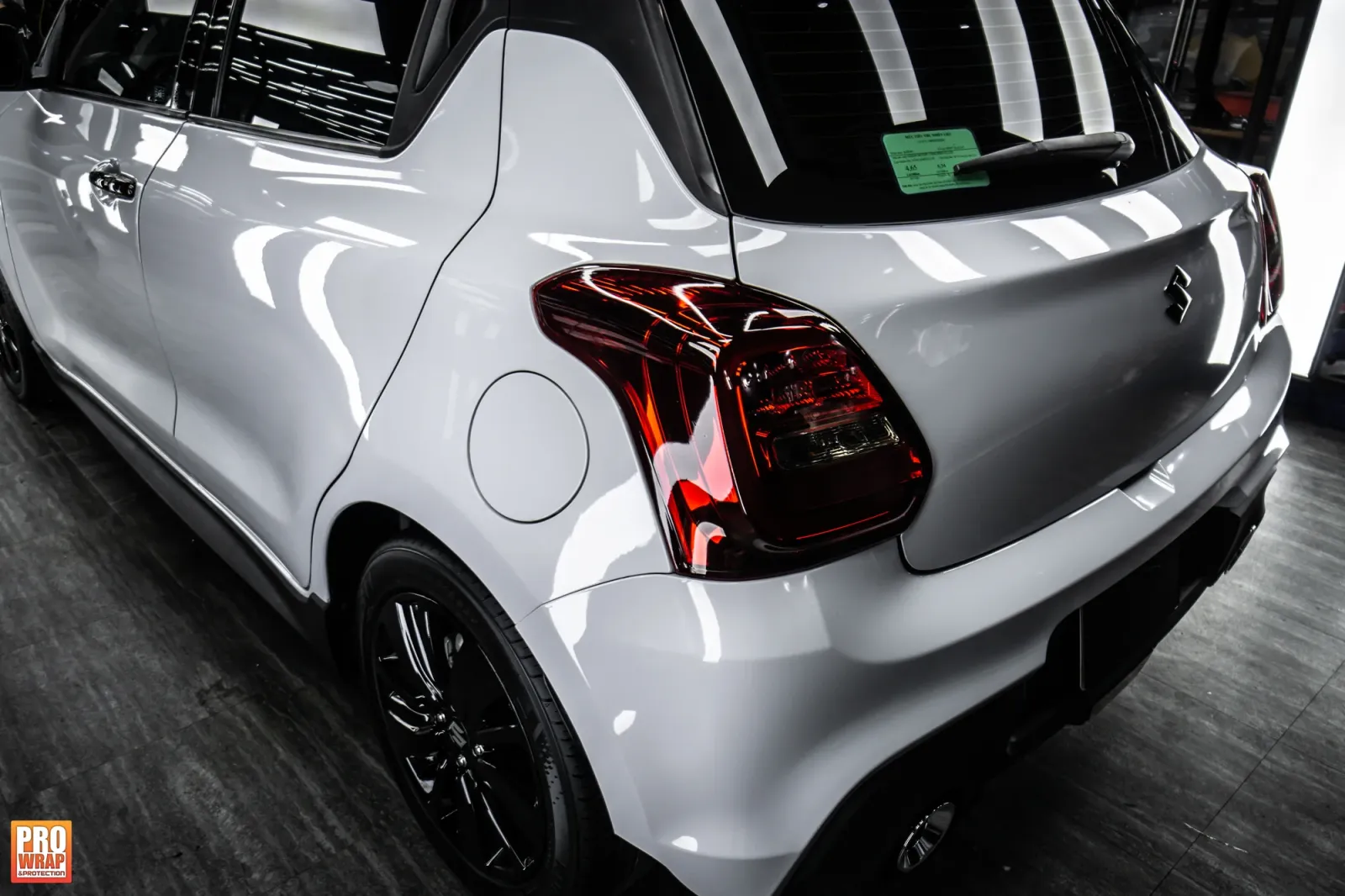 Dán đổi màu xe Suzuki Swift Gloss Crayon Gray góc hông và đuôi xe
