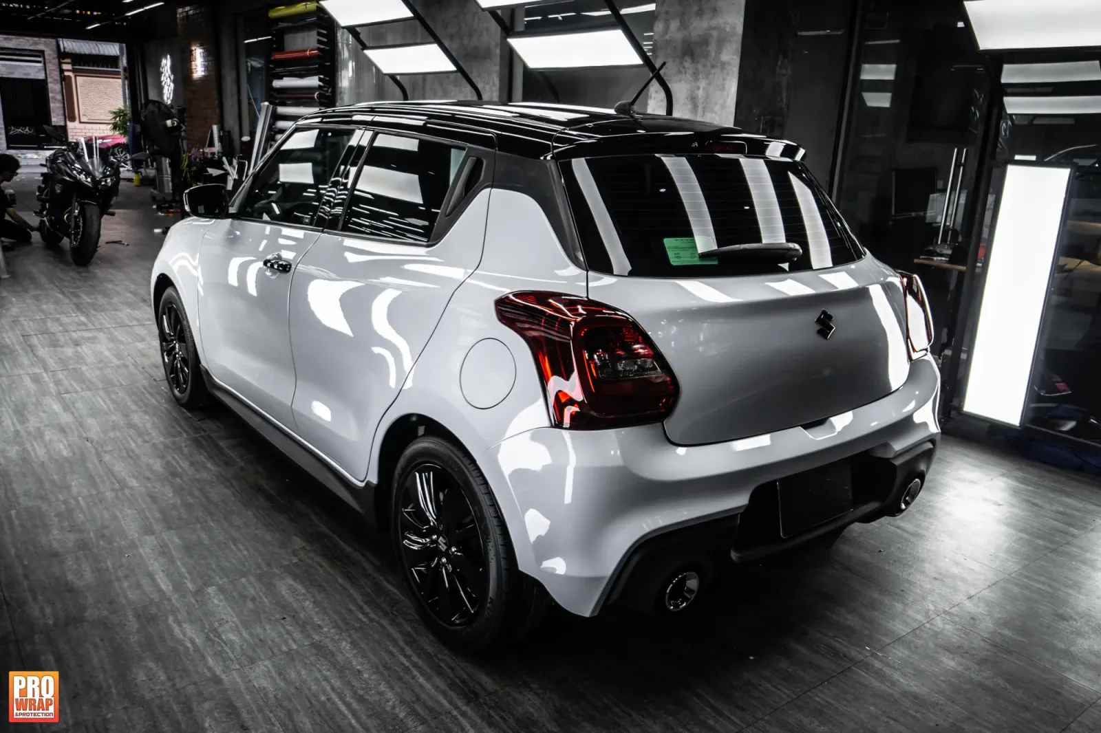 Dán đổi màu xe Suzuki Swift Gloss Crayon Gray tổng thể phía sau