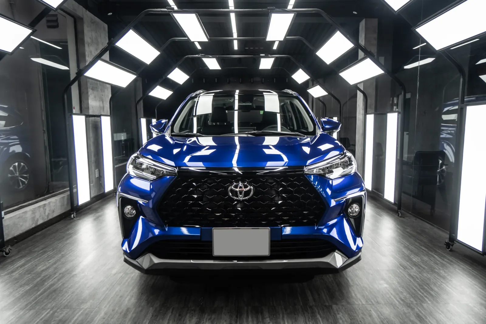 Dán đổi màu xe Toyota Veloz Cross Gloss Blueberry Metallic góc chính diện
