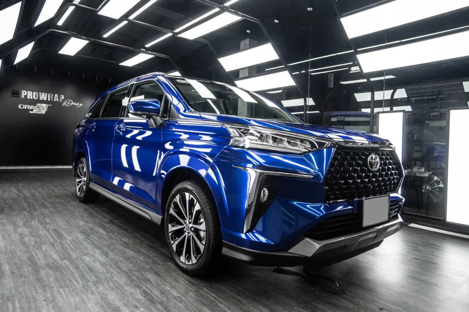 Dán đổi màu xe Toyota Veloz Cross Gloss Blueberry Metallic góc 3/4 phía trước