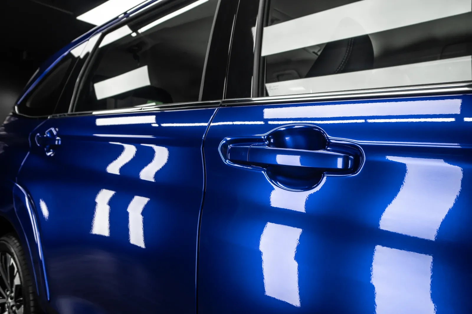 Dán đổi màu xe Toyota Veloz Cross Gloss Blueberry Metallic chi tiết thân và cửa xe