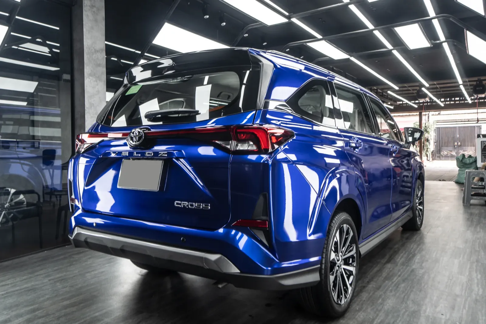 Dán đổi màu xe Toyota Veloz Cross Gloss Blueberry Metallic góc phía sau