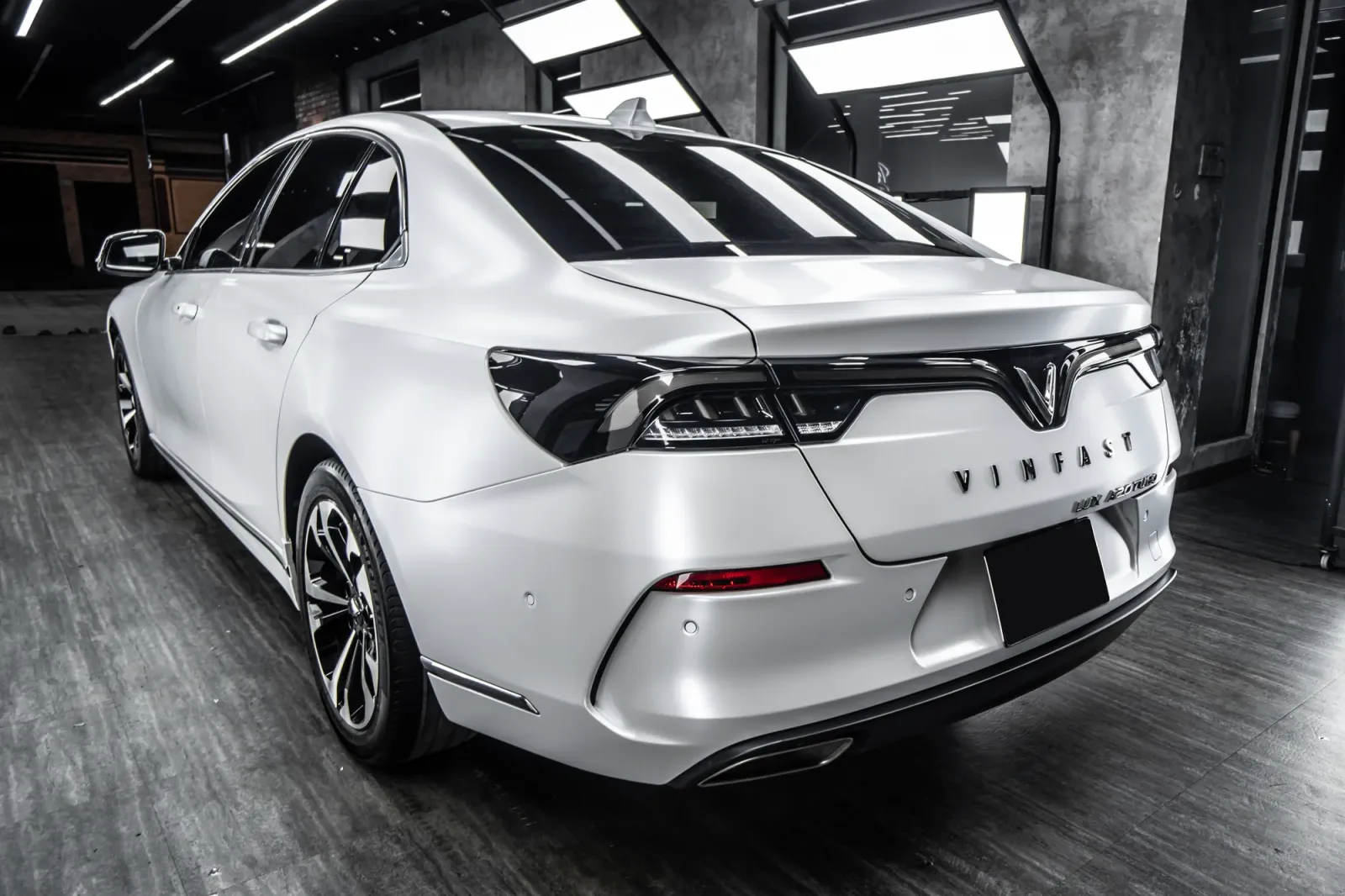Dán đổi màu xe VinFast Lux A Satin Pearl White phần đuôi xe