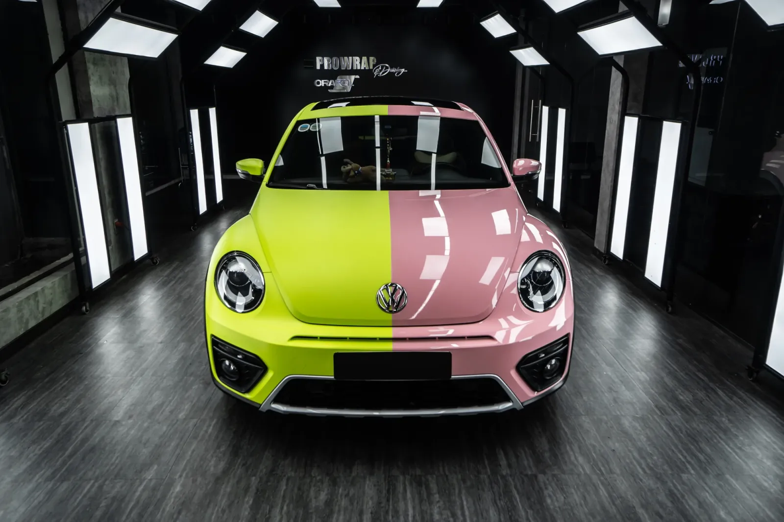 Dán đổi màu xe Volkswagen Beetle phối màu Lime Green Pastel Pink góc trước