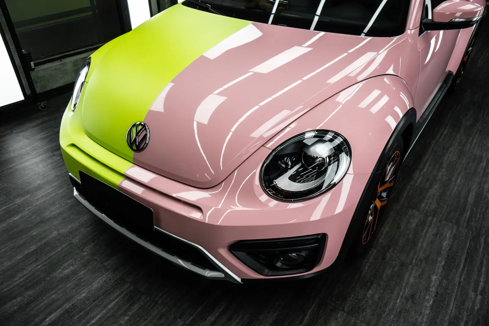 Dán đổi màu xe Volkswagen Beetle Lime Green Pastel Pink cận cảnh capo