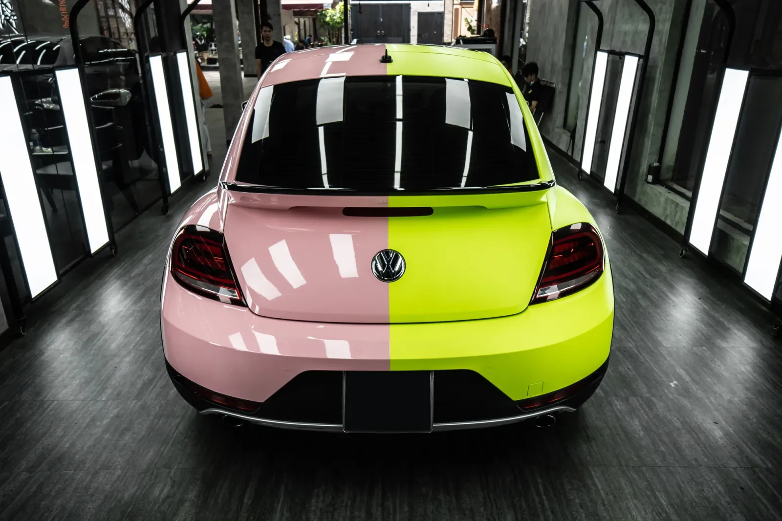 Volkswagen Beetle dán đổi màu Two Tone Lime Green Pastel Pink góc sau xe
