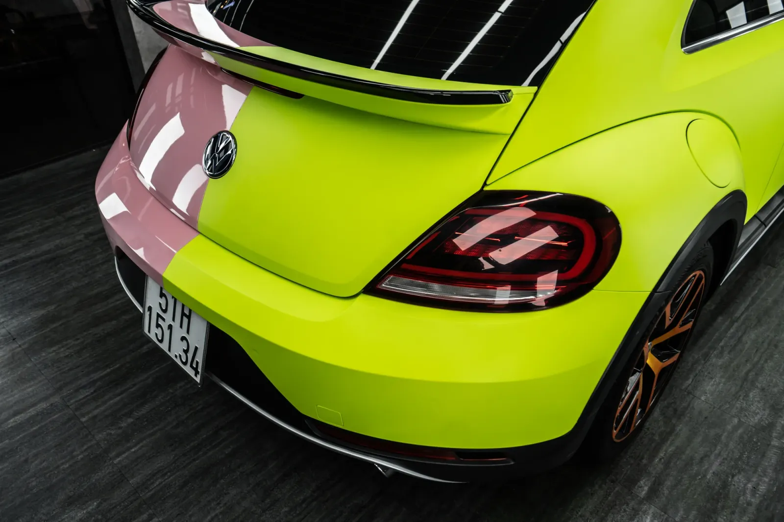 Dán đổi màu xe Volkswagen Beetle Two Tone chi tiết ngoại thất Lime Green Pastel Pink