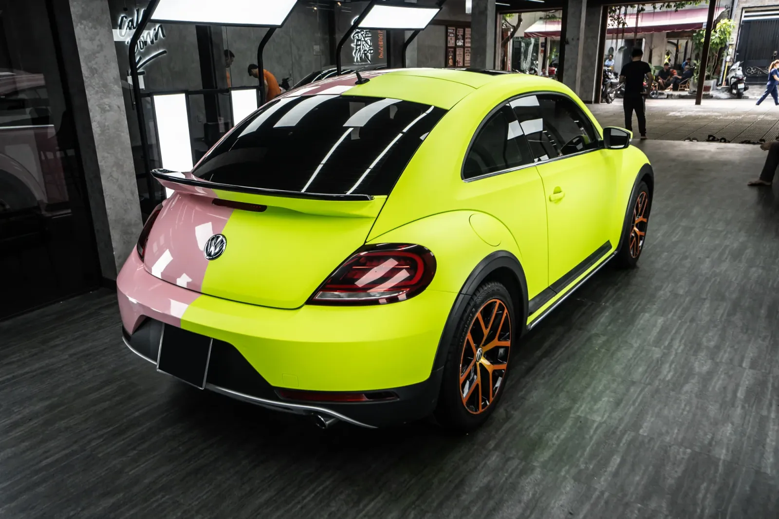 Volkswagen Beetle Two Tone Lime Green Pastel Pink góc bên hông