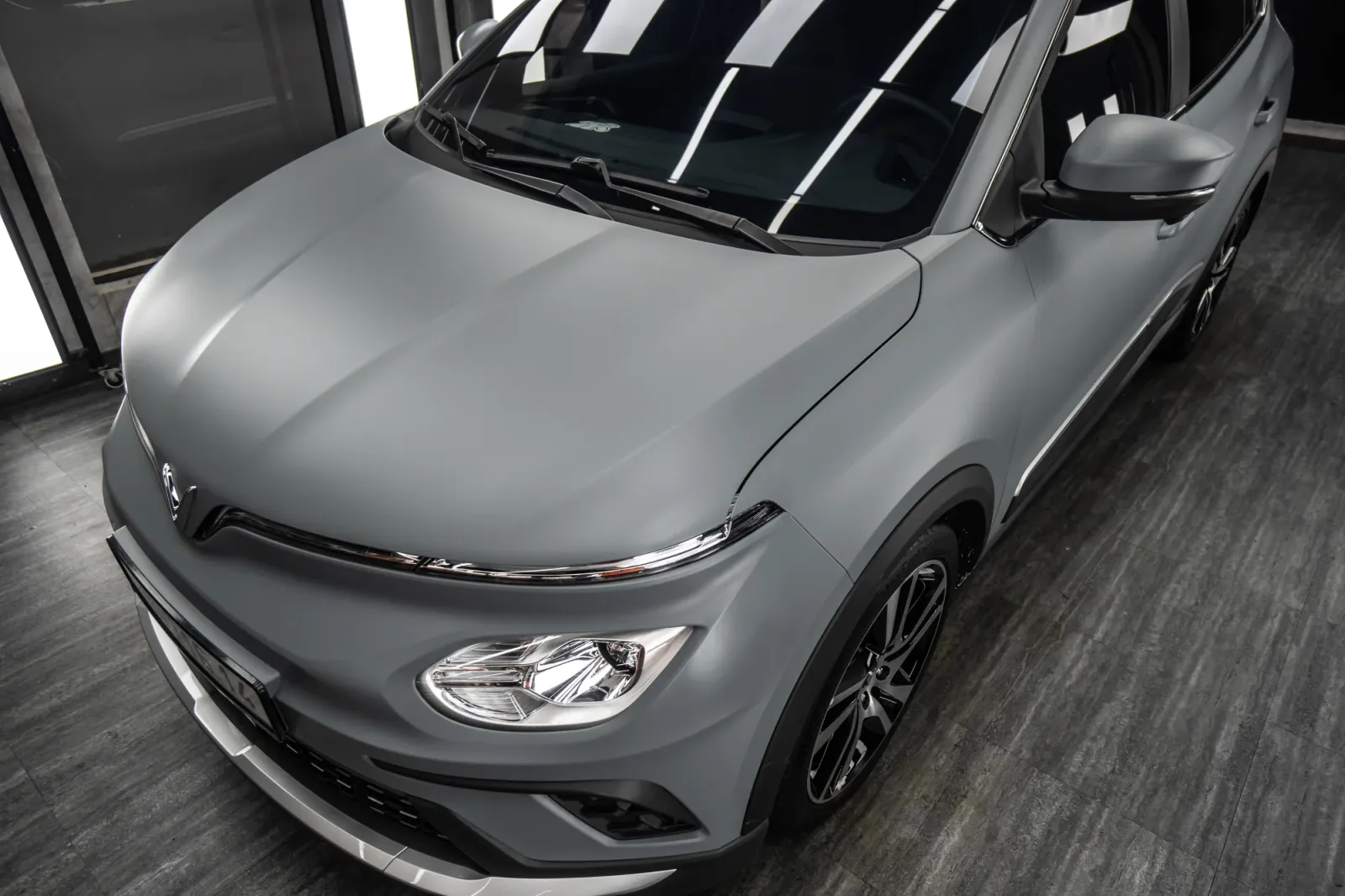Dán đổi màu xe VinFast E34 Matte Dark Gray bề mặt capo