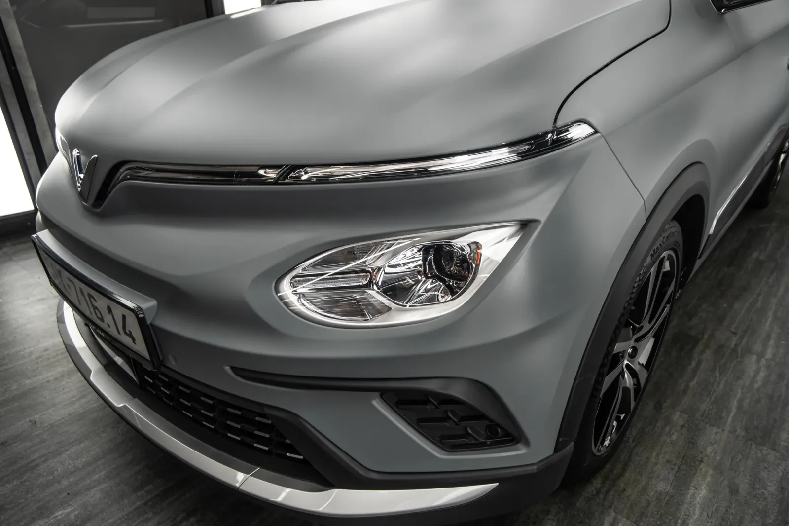 Dán đổi màu xe VinFast E34 Matte Dark Gray chi tiết đầu xe