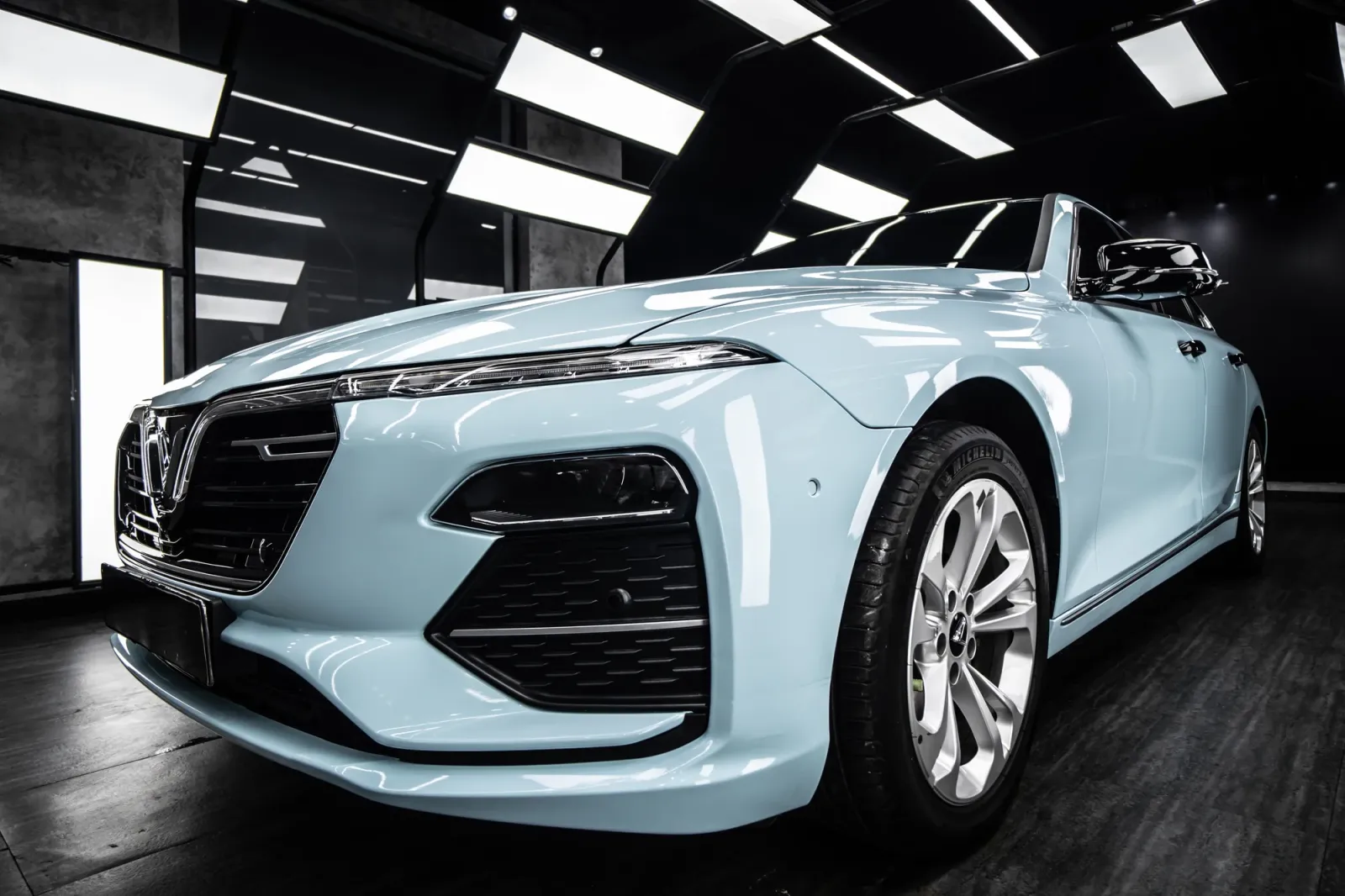 Dán đổi màu xe VinFast Lux A Gloss Ice Blue cận cảnh đầu xe