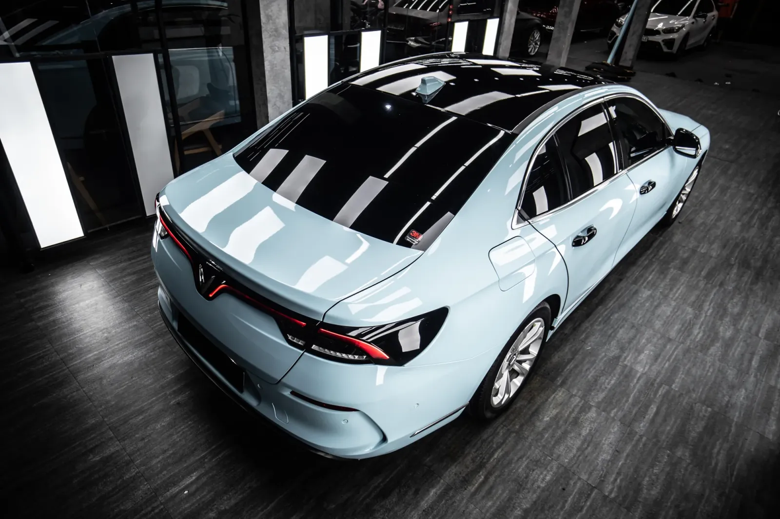 Dán đổi màu xe VinFast Lux A Gloss Ice Blue tổng thể sau khi hoàn thiện